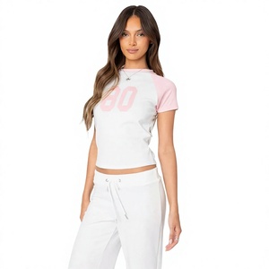 Top Corto Raglán Blanco y Rosa para Mujer con Estampado del Número 80, Cuello Redondo, Manga Corta, Estilo Ajustado, para Todas las Temporadas - Product Image 1