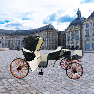 Voiture électrique silencieuse de tourisme, charrette rétro à chevaux pour la visite des paysages urbains - Product Image 1