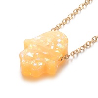Collier ras du cou unisexe tendance en acier inoxydable plaqué or 18 carats avec pendentif en forme de main de Hamsa en résine multicolore