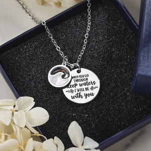 Collier en acier inoxydable plaqué or PVD 18 carats avec pendentif grain de moutarde |   Citation biblique chrétienne « Eaux profondes » gravée et pendentif coquillage vague - Product Image 3