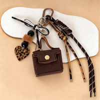 Pendentif sac en cuir, décoration de sac en corde tressée vintage, porte-clés, imprimé léopard, porte-clés en forme de cœur avec boule en peluche perlée