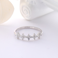 En gros, Bagues empilables délicates de haute qualité en laiton avec fleur de marguerite et zircone cubique, bijoux de doigt tendance pour femmes pour les fêtes
