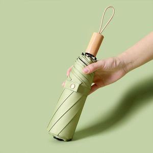Parapluie publicitaire noir uni en vinyle avec poignée en bois, design pliable en trois, élégant et moderne, unisexe, idéal pour les cadeaux d'entreprise - Product Image 1