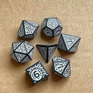 Venta al por Mayor de Productos New Age, Juego de Dados Poliédricos de Acrílico Negro Personalizados con 7 Piezas de 20 Caras y Patrón Amarillo para Juegos de Rol - Product Image 4