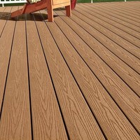 Revêtement de terrasse extérieur moderne en PVC à pose facile, aspect bois, co-extrusion WPC, revêtement de sol en teck avec techniques de brossage lisse pour jardins