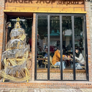 Puertas de Entrada Plegables Minimalistas con Marco Ultra Delgado y Vidrio Templado de Vista Completa para Tiendas de Marca en Asia - Product Image 3