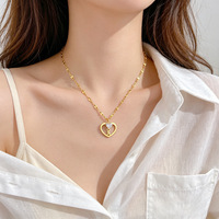 Collier Pendentif Cœur Amourux Élégant en Acier Inoxydable Plaqué Or 18K avec Cristal Zircon et Formes Creuses pour Femme