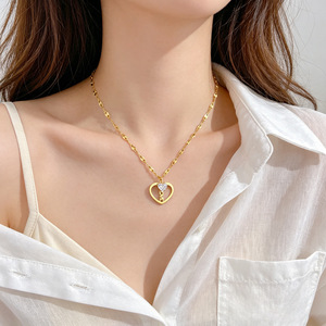 Elegante Collana con Ciondolo a Cuore, Placcata in Oro 18K, Acciaio Inossidabile con Cristalli di Zirconia, Gioielli Traforati per Donne - Product Image 1