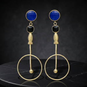 Boucles d'oreilles pendantes plaquées or avec pierre précieuse onyx noir, motif poisson, saphir et style ethnique - Product Image 2