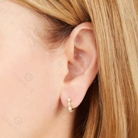 Boucles d'oreilles créoles Huggie Gemnel Fashion pour femmes, en laiton plaqué or, avec perles de coquillage et pierres CZ blanches