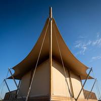 Grande tente tendue en PVDF 48 de 6x8m avec mur en verre double vitrage isolé, hauteur 5,8m, structure en acier quatre saisons, une chambre et un salon