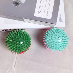 Cross Border Pet TPR Spiked Ball 7cm ของเล่นเคี้ยวสำหรับสุนัขแบบทนทาน ขนาด 7 ซม. สีคริสต์มาส สุ่มสี - Product Image 1