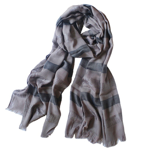 Sergé noir rayure gland Court foulards polyester d'épissure en soie brillante crème solaire châle hijabs d'hiver pour <span class=keywords><strong>les</strong></span> femmes de mode en gros - Product Image 1