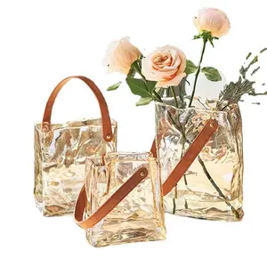 北欧スタイルの卸売リビングルームハンドバッグギフトクリアフラワーガラス花瓶ハンドル付き