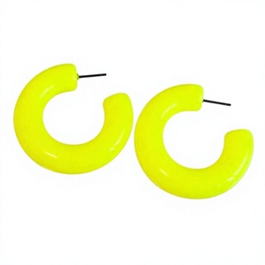 Boucles d'oreilles pendantes créoles tendance en résine faites à la main, légères, épaisses, jaune vert néon, d'inspiration vintage, bijoux stylés et originaux - Product Image 1