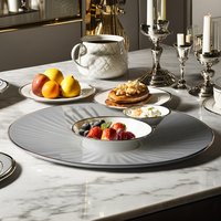 Service de table élégant en porcelaine fine au design vintage, assiettes carrées blanches en céramique avec bordure argentée pour le restaurant