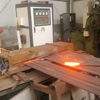 L'équipement de chauffage par induction à moyenne fréquence est utilisé pour chauffer des plaques d'acier et des tiges d'acier rondes.