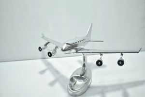Suministro al por mayor de adornos decorativos de mesa con forma de avión, chapados en plata, de diseño, para exhibición en vitrinas y decoración de interiores, en venta - Product Image 3