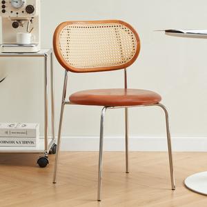 Silla de comedor con respaldo de ratán y asiento de cuero para uso en el comedor del hogar - Product Image 3