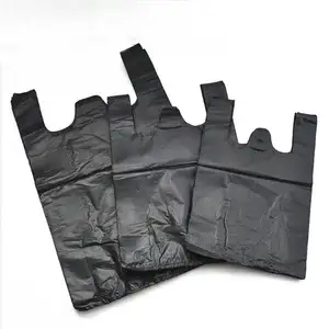 حقيبة بلاستيكية سوداء للتسوق وحقيبة حمل للتعبئة والتغليف مخصصة للتيشيرتات رخيصة الثمن تُباع من المصنع مباشرة
