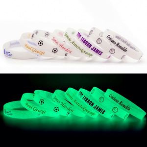 สายรัดข้อมือซิลิโคนราคาถูก พิมพ์ลายตามสั่ง โลโก้แบบนูน ข้อความ สี ขนาด เรืองแสงในที่มืด สายรัดข้อมือยางสำหรับโปรโมชั่น - Product Image 3