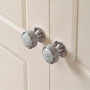 Maniglie Decorative per Armadietti in Ottone H59 con Pietra Turchese Bianca e Finitura Nichel, Maniglie Zigrinate per Guardaroba, 2 Set MOQ - Product Image 2