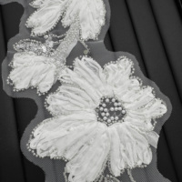 Applique florale brodée en maille perlée à fleurs blanches pour robe de mariée, robe de soirée, décoration de vêtement