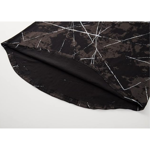 Camiseta de manga corta con cuello redondo para hombre, camiseta con estampado de líneas blancas abstractas y patrón de camuflaje - Product Image 6