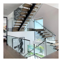 Escalier moderne durable et écologique à monopoteau, avec garde-corps en acier inoxydable et marches en bois, pour hall intérieur et sous-sol