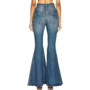Pantalones de cuero personalizados en forma de bota que se ajustan a la figura y están hechos de material vaquero - Product Image 4