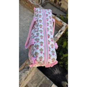 Sac de voyage matelassé en coton, fabriqué à la main avec un imprimé traditionnel, élégant, léger, durable et idéal pour les voyages de week-end - Product Image 6