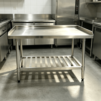 Comptoir de travail en acier inoxydable avec pieds tubulaires ronds, étagère inférieure à lattes et pare-éclaboussures pour cuisine commerciale