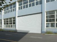 Porte à enroulement en aluminium assemblée, résistante au vent, et portail durable au design minimaliste pour site industriel de grande envergure