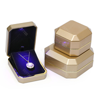 Nouvelle conception de petite boîte à bijoux en velours avec lumière LED, peinture au four, pour collier, bracelet, montre, bague, avec logo