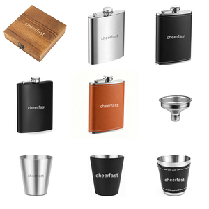 Ensemble de flacons à liqueur noirs personnalisés de 8 oz et flacons à whisky en acier inoxydable avec entonnoir et boîte en bois - Product Image 1
