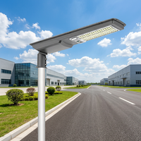 Lampe solaire LED extérieure IP65 avec corps en aluminium, télécommande, détecteur de mouvement et stockage de batterie pour utilisation sur autoroute