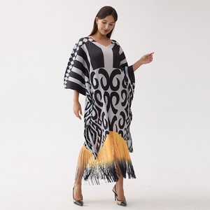 Nuovo Arrivo Miyake Pleats: Abito da Festa con Scollo a V e Stampa a Frange per <span class=keywords><strong>Donna</strong></span>, <span class=keywords><strong>Taglie</strong></span> <span class=keywords><strong>Grandi</strong></span> - Product Image 4