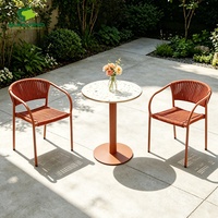 Ensemble de salle à manger moderne d'extérieur 3 pièces, chaises en rotin PE et plateau de table en céramique, résistant aux intempéries, pour usage en hôtellerie, restauration et café