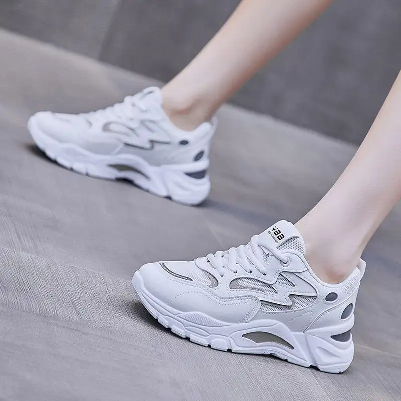 Tendencia INS para mujer 2024 otoño nuevos zapatos blancos versátiles de celebridades de Internet versión coreana zapatos casuales para mujer informales