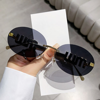 Lunettes de soleil sans monture de style européen et américain, avec verres taillés en diamant, offrant une protection, et adaptées aux hommes et aux femmes.