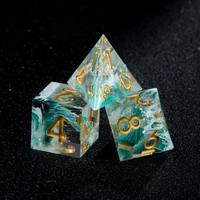 Ensemble de 7 dés polyédriques en résine transparente avec inclusions d'anneaux dorés pour DND RPG, cadeau pour les joueurs de jeux de table