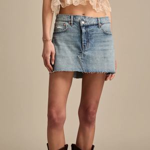 กระโปรงยีนส์คุณภาพสูงสั่งทำขายส่งสำหรับผู้หญิง สไตล์ลำลองสำหรับฤดูร้อน กระโปรงมินิเอวสูงมีกระเป๋า - Product Image 1