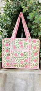 Bolsa de tela de algodón suave y acolchada con estampado floral vintage hecho a mano, diseñada para ser elegante, práctica y reutilizable para el día a día. - Product Image 6