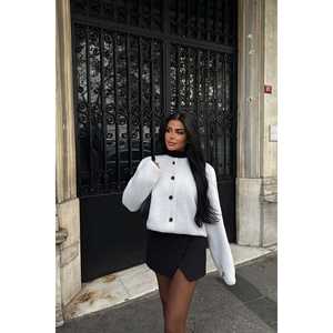 Chaqueta Blanca con Detalle de Botones para Mujer - Product Image 2