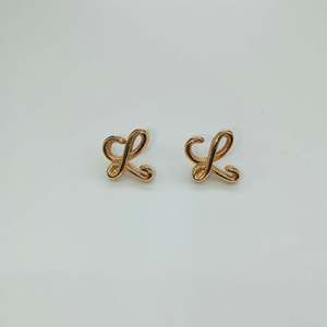 Pendientes de Moda con Diseño de Letra L, Acero Inoxidable 316L, Baño de Oro PVD, Resistentes y Sostenibles - Product Image 1