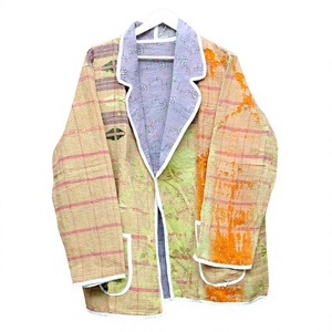 Livraison GRATUITE – Veste longue d'hiver réversible matelassée Kantha brodée Suzani faite à la main pour femme, style bohème, avec logo flèche, valeur maximale 20$ - Product Image 1