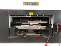 Machine automatique de découpe et de rainage pour la fabrication de boîtes de papier en carton ondulé