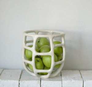 Cesto di frutta in ceramica intrecciata in ceramica bianca con cesto di frutta rotondo grande artigianale - Product Image 1