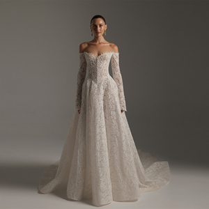 Abito da <span class=keywords><strong>sposa</strong></span> C679 a trapezio con scollo a cuore, maniche lunghe a spalle scoperte, interamente in pizzo, di alta qualità, con perle - Product Image 1