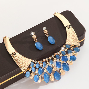 Parure de bijoux deux pièces pour femme, collier et boucles d'oreilles ovales bleues en acrylique incrustées de diamants, style mode exagéré, pour mariage - Product Image 4